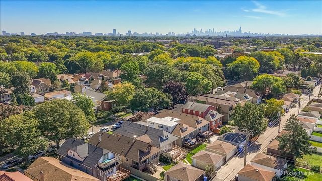 5824 N Fairfield Avenue, Chicago, IL 60659