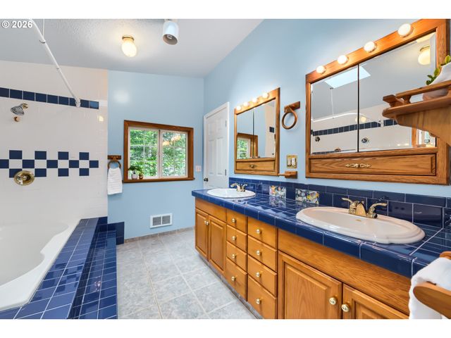 3740 Sw Comus St, Portland, OR 97219