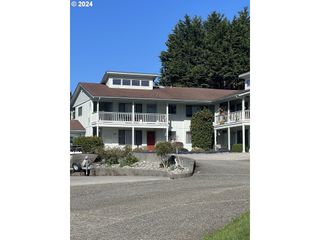 825 BROOKHAVEN Dr B, Brookings, OR 97415