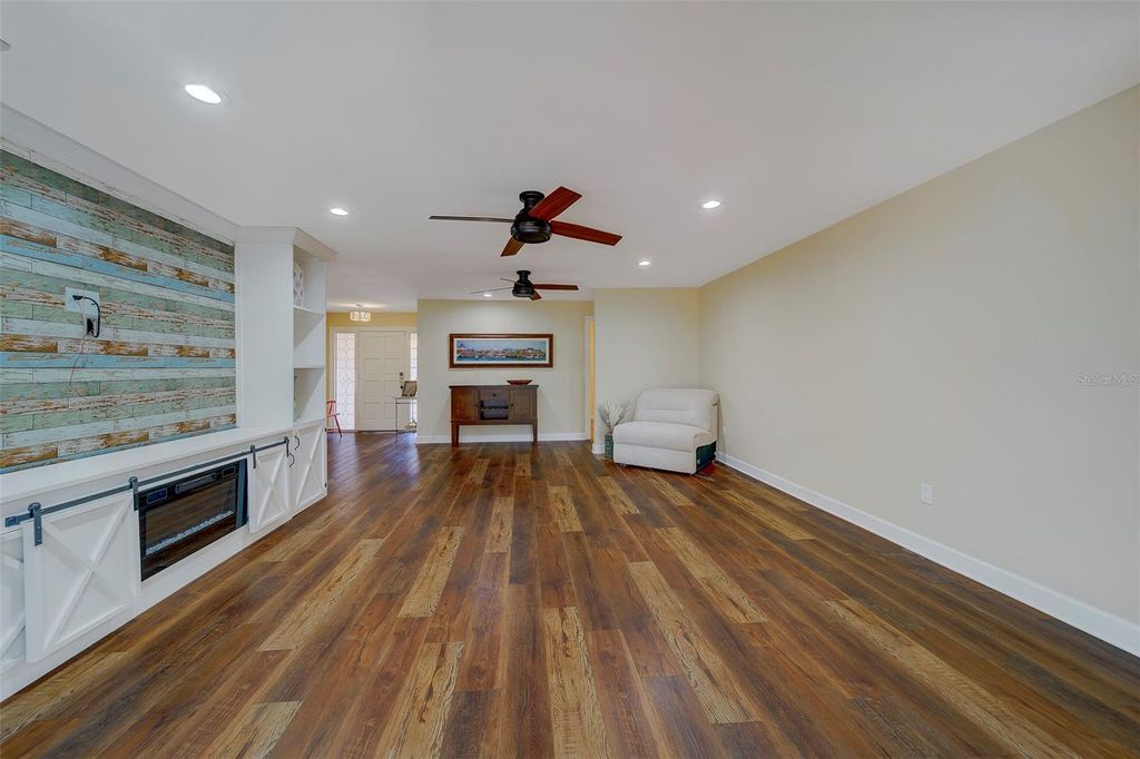 Image 22 of property listing at 14557 ANCHORAGE CIRCLE, Seminole, FL 33776