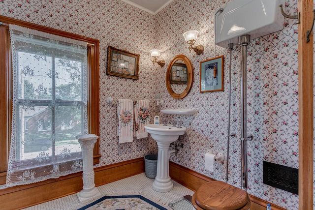 516 E FOREST AVENUE, Neenah, WI 54956