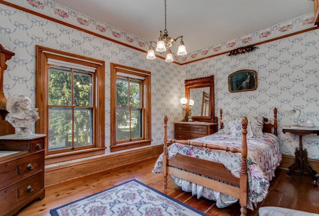 516 E FOREST AVENUE, Neenah, WI 54956