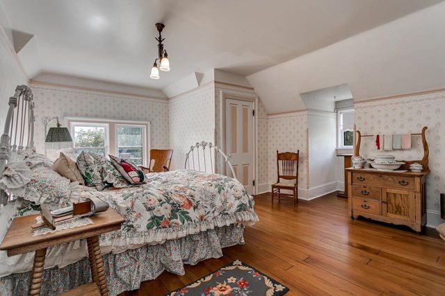 516 E FOREST AVENUE, Neenah, WI 54956