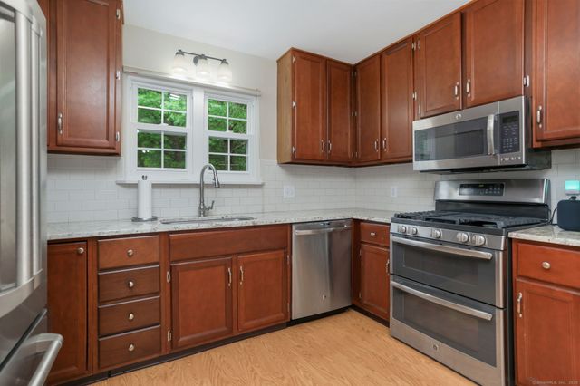 26 Hawley Glen 26, Stratford, CT 06614