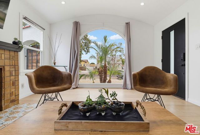 2022 W 77th Street, Los Angeles, CA 90047