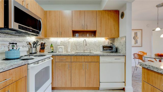 20120 NE 3rd Ct 8, Miami, FL 33179