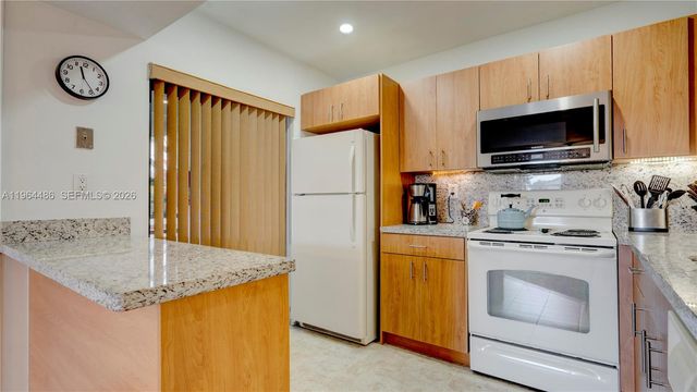 20120 NE 3rd Ct 8, Miami, FL 33179