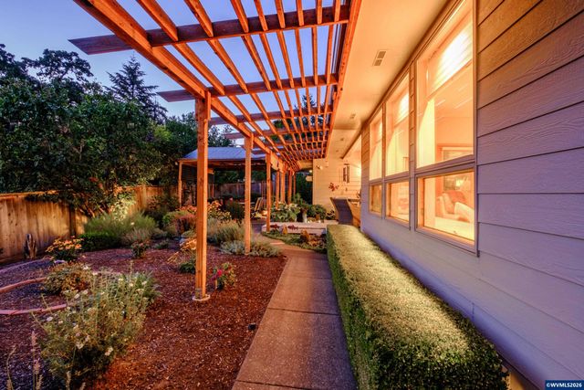 2548 NW Maser Dr, Corvallis, OR 97330