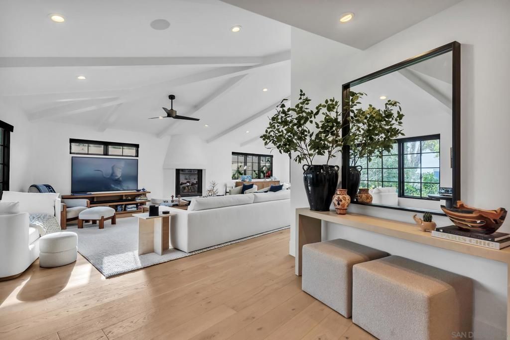 Image 11 of property listing at 1130 Pine Street, Coronado, CA 92118