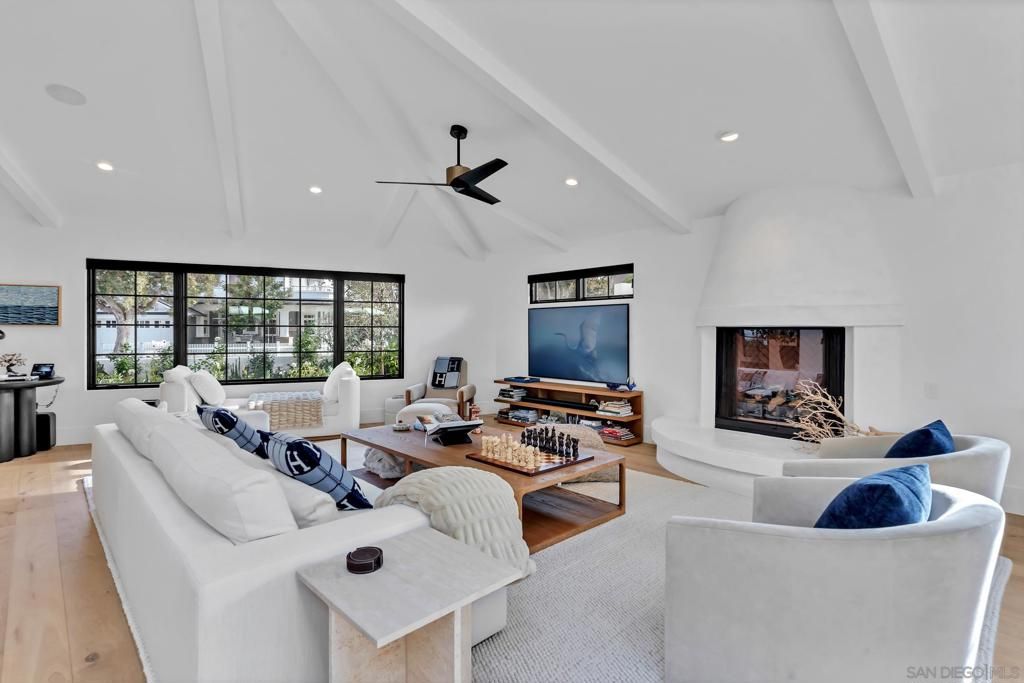 Image 13 of property listing at 1130 Pine Street, Coronado, CA 92118
