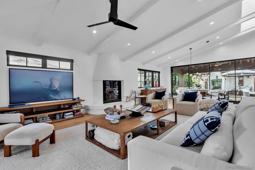 Image 4 of property listing at 1130 Pine Street, Coronado, CA 92118