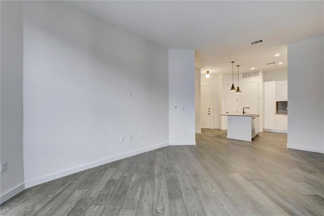 800 Embassy DR 511, Austin, TX 78702