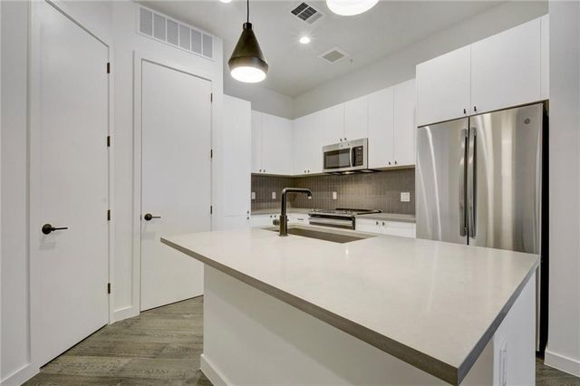 800 Embassy DR 511, Austin, TX 78702