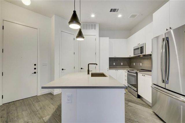 800 Embassy DR 511, Austin, TX 78702