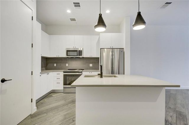 800 Embassy DR 511, Austin, TX 78702