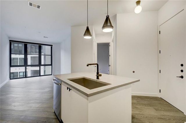 800 Embassy DR 511, Austin, TX 78702