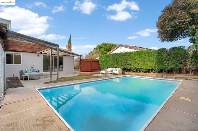 1909 Oakridge Ln, Pittsburg, CA 94565