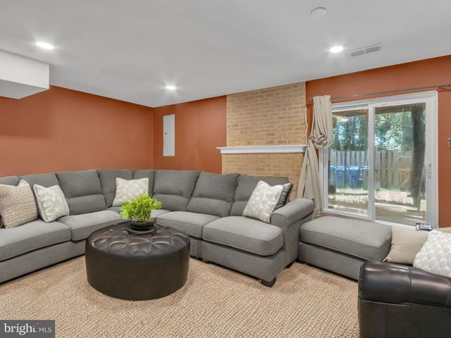 8247 CLIFTON FARM CT, Alexandria, VA 22306