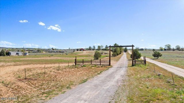 25325 N NAPLES Street, Paulden, AZ 86334
