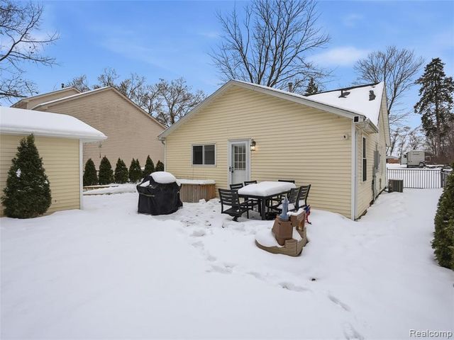 47300 Burton Drive, Shelby Twp, MI 48317