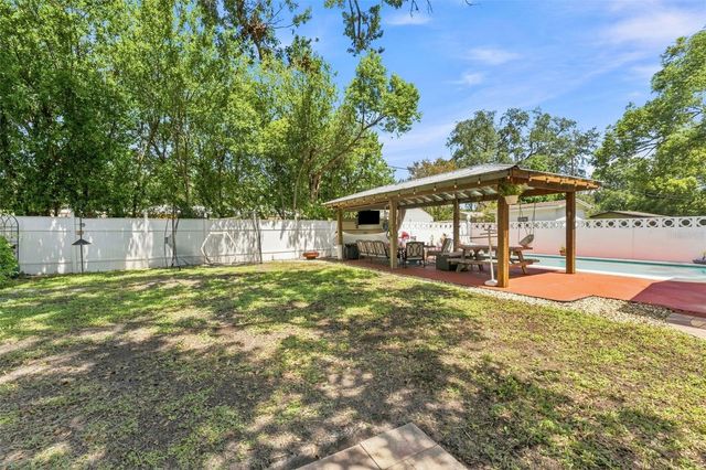 1317 DIVOT LANE, Tampa, FL 33612