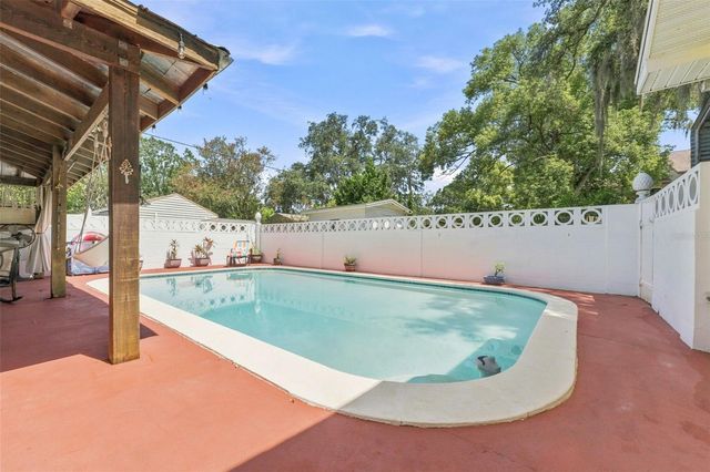 1317 DIVOT LANE, Tampa, FL 33612