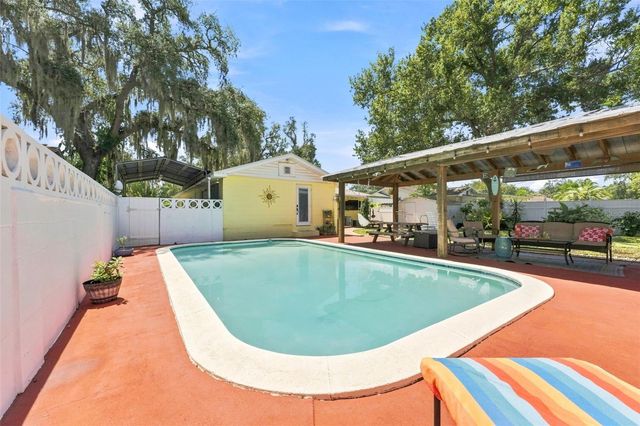1317 DIVOT LANE, Tampa, FL 33612