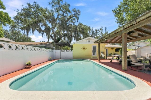 1317 DIVOT LANE, Tampa, FL 33612