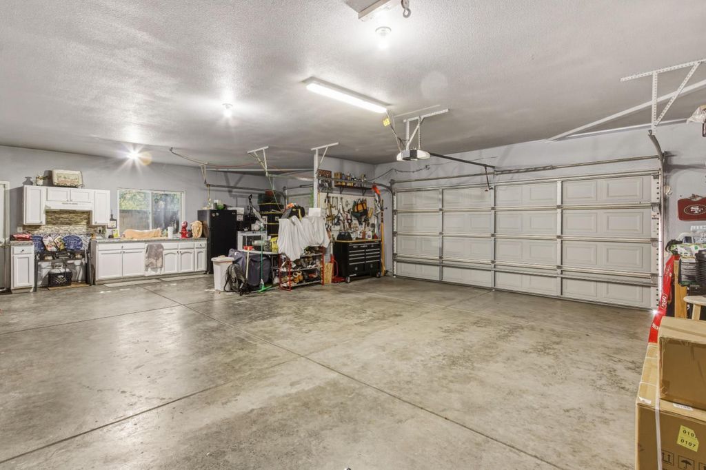 Image 5 of property listing at 2610 Marie Drive, Madera, CA 93637