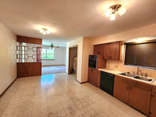 1027 E Edgewood Street, Springfield, MO 65807