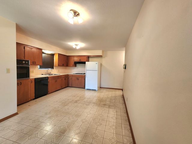 1027 E Edgewood Street, Springfield, MO 65807