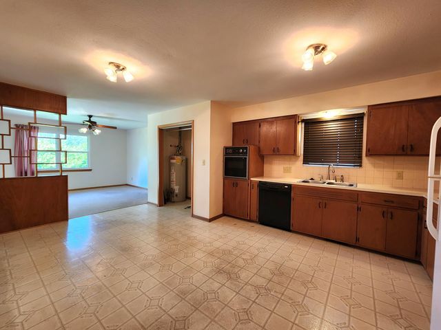 1027 E Edgewood Street, Springfield, MO 65807