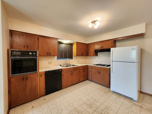 1027 E Edgewood Street, Springfield, MO 65807