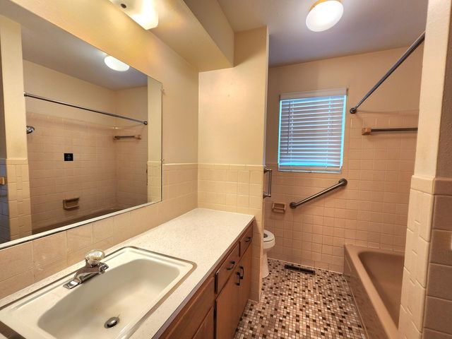 1027 E Edgewood Street, Springfield, MO 65807