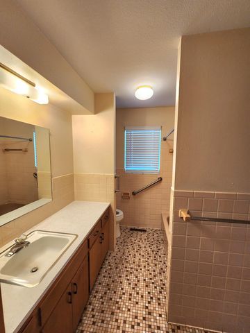 1027 E Edgewood Street, Springfield, MO 65807