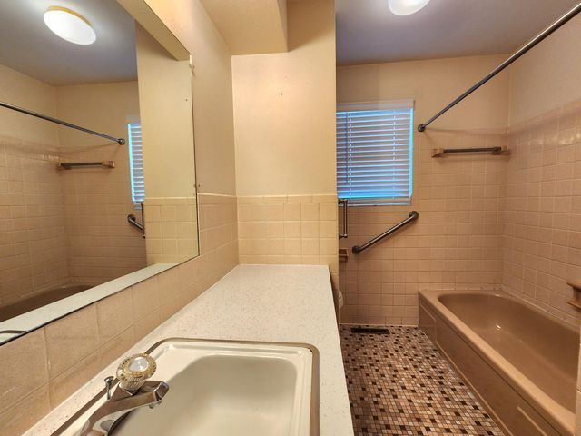 1027 E Edgewood Street, Springfield, MO 65807