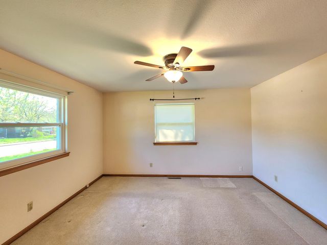 1027 E Edgewood Street, Springfield, MO 65807