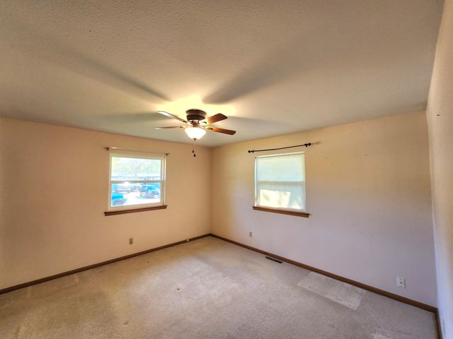 1027 E Edgewood Street, Springfield, MO 65807