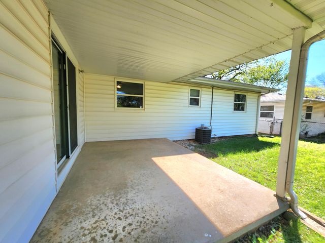 1027 E Edgewood Street, Springfield, MO 65807