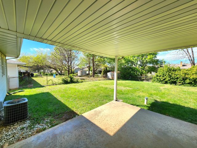 1027 E Edgewood Street, Springfield, MO 65807