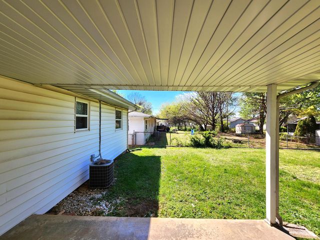 1027 E Edgewood Street, Springfield, MO 65807