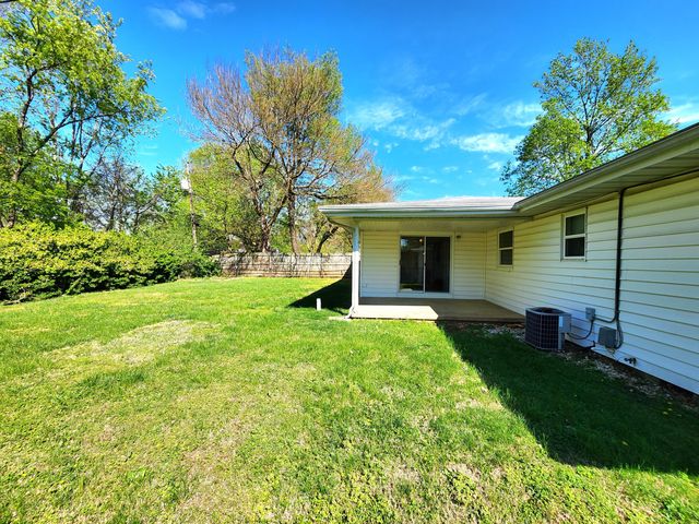 1027 E Edgewood Street, Springfield, MO 65807
