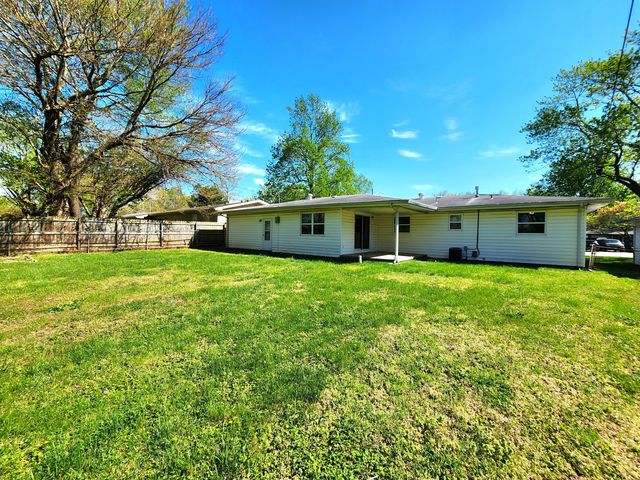 1027 E Edgewood Street, Springfield, MO 65807