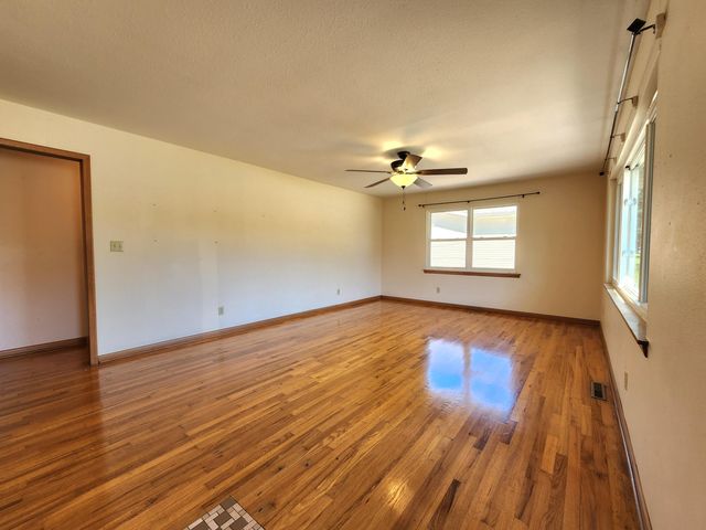 1027 E Edgewood Street, Springfield, MO 65807