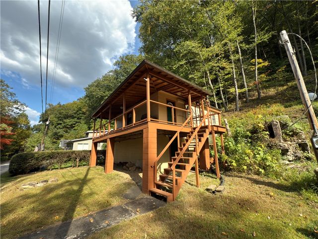 876 N Tunnel Rd, Rockland Twp, PA 16374