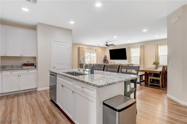 1813 Classic Novel Street, Las Vegas, NV 89115