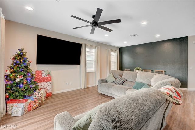 1813 Classic Novel Street, Las Vegas, NV 89115