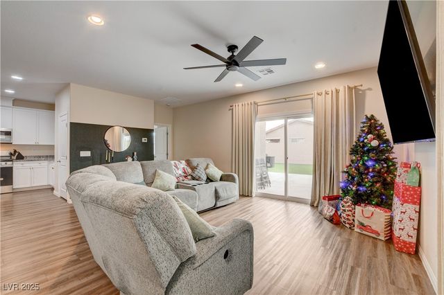 1813 Classic Novel Street, Las Vegas, NV 89115