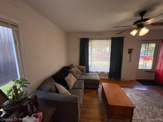 1202 E George Avenue, Hazel Park, MI 48030