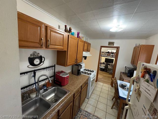 1202 E George Avenue, Hazel Park, MI 48030